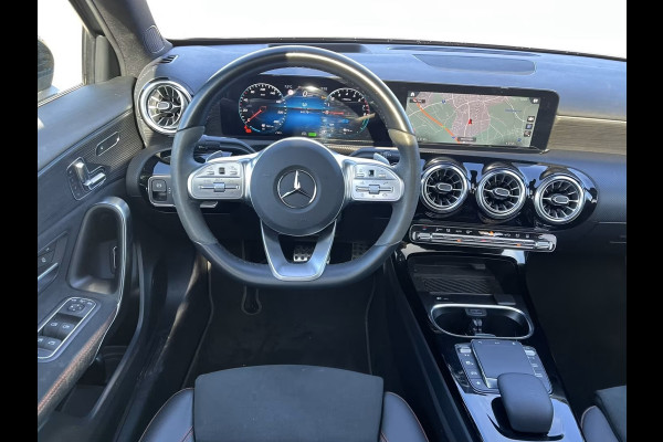 Mercedes-Benz A-Klasse 250e AMG ** MAGNO GRAU MAN - PANO, HuD, MEM, 19-inch LMV, DISTR, MBUX+ ** FULL OPTIONS, 1e EIG ** ** INFORMEER OOK NAAR ONZE AANTREKKELIJKE FINANCIAL-LEASE TARIEVEN **