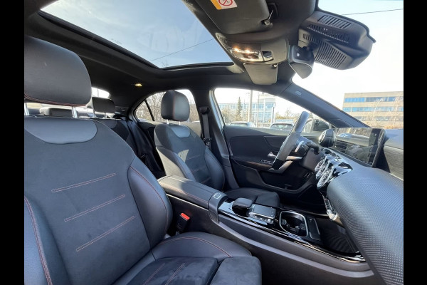 Mercedes-Benz A-Klasse 250e AMG ** MAGNO GRAU MAN - PANO, HuD, MEM, 19-inch LMV, DISTR, MBUX+ ** FULL OPTIONS, 1e EIG ** ** INFORMEER OOK NAAR ONZE AANTREKKELIJKE FINANCIAL-LEASE TARIEVEN **