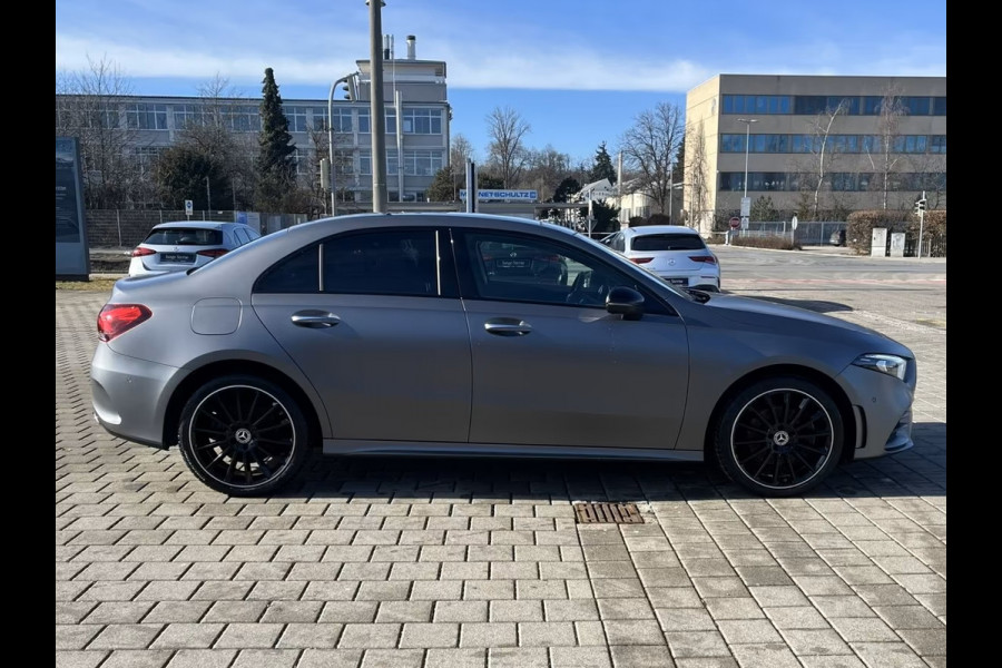 Mercedes-Benz A-Klasse 250e AMG ** MAGNO GRAU MAN - PANO, HuD, MEM, 19-inch LMV, DISTR, MBUX+ ** FULL OPTIONS, 1e EIG ** ** INFORMEER OOK NAAR ONZE AANTREKKELIJKE FINANCIAL-LEASE TARIEVEN **