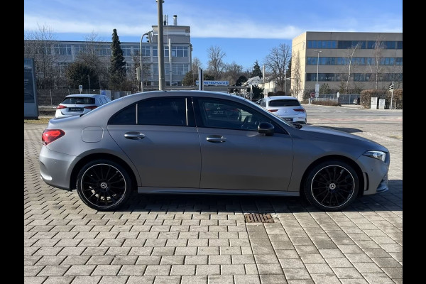 Mercedes-Benz A-Klasse 250e AMG ** MAGNO GRAU MAN - PANO, HuD, MEM, 19-inch LMV, DISTR, MBUX+ ** FULL OPTIONS, 1e EIG ** ** INFORMEER OOK NAAR ONZE AANTREKKELIJKE FINANCIAL-LEASE TARIEVEN **