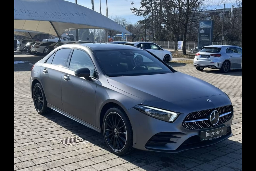 Mercedes-Benz A-Klasse 250e AMG ** MAGNO GRAU MAN - PANO, HuD, MEM, 19-inch LMV, DISTR, MBUX+ ** FULL OPTIONS, 1e EIG ** ** INFORMEER OOK NAAR ONZE AANTREKKELIJKE FINANCIAL-LEASE TARIEVEN **