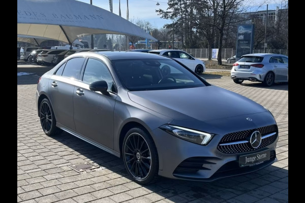 Mercedes-Benz A-Klasse 250e AMG ** MAGNO GRAU MAN - PANO, HuD, MEM, 19-inch LMV, DISTR, MBUX+ ** FULL OPTIONS, 1e EIG ** ** INFORMEER OOK NAAR ONZE AANTREKKELIJKE FINANCIAL-LEASE TARIEVEN **