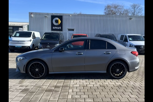 Mercedes-Benz A-Klasse 250e AMG ** MAGNO GRAU MAN - PANO, HuD, MEM, 19-inch LMV, DISTR, MBUX+ ** FULL OPTIONS, 1e EIG ** ** INFORMEER OOK NAAR ONZE AANTREKKELIJKE FINANCIAL-LEASE TARIEVEN **