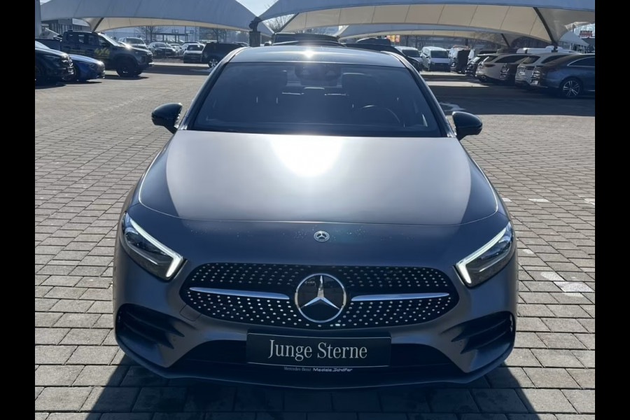 Mercedes-Benz A-Klasse 250e AMG ** MAGNO GRAU MAN - PANO, HuD, MEM, 19-inch LMV, DISTR, MBUX+ ** FULL OPTIONS, 1e EIG ** ** INFORMEER OOK NAAR ONZE AANTREKKELIJKE FINANCIAL-LEASE TARIEVEN **