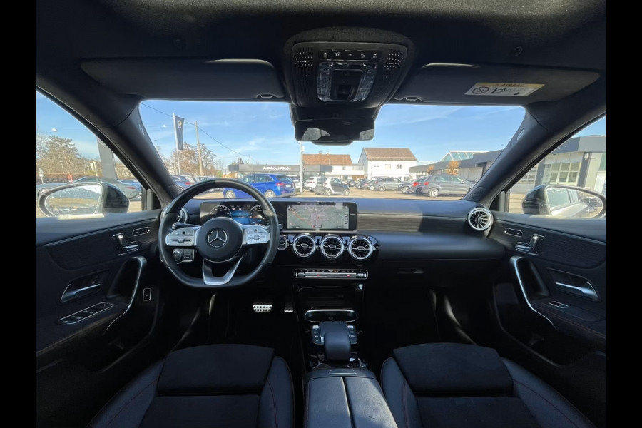 Mercedes-Benz A-Klasse 250e AMG ** MAGNO GRAU MAN - PANO, HuD, MEM, 19-inch LMV, DISTR, MBUX+ ** FULL OPTIONS, 1e EIG ** ** INFORMEER OOK NAAR ONZE AANTREKKELIJKE FINANCIAL-LEASE TARIEVEN **