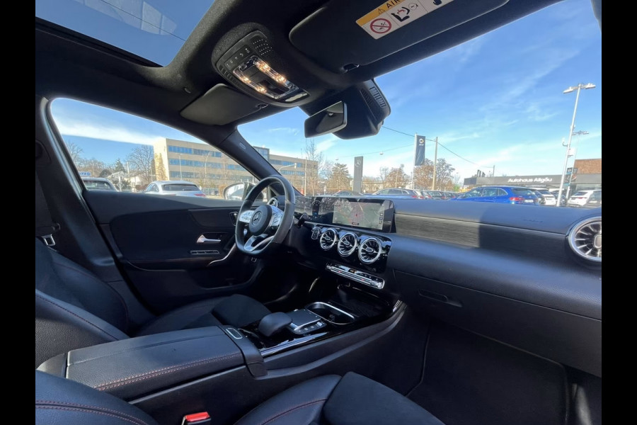 Mercedes-Benz A-Klasse 250e AMG ** MAGNO GRAU MAN - PANO, HuD, MEM, 19-inch LMV, DISTR, MBUX+ ** FULL OPTIONS, 1e EIG ** ** INFORMEER OOK NAAR ONZE AANTREKKELIJKE FINANCIAL-LEASE TARIEVEN **