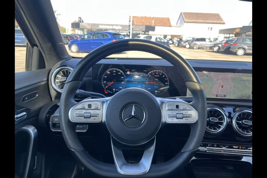 Mercedes-Benz A-Klasse 250e AMG ** MAGNO GRAU MAN - PANO, HuD, MEM, 19-inch LMV, DISTR, MBUX+ ** FULL OPTIONS, 1e EIG ** ** INFORMEER OOK NAAR ONZE AANTREKKELIJKE FINANCIAL-LEASE TARIEVEN **