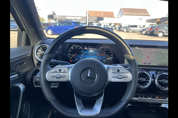 Mercedes-Benz A-Klasse 250e AMG ** MAGNO GRAU MAN - PANO, HuD, MEM, 19-inch LMV, DISTR, MBUX+ ** FULL OPTIONS, 1e EIG ** ** INFORMEER OOK NAAR ONZE AANTREKKELIJKE FINANCIAL-LEASE TARIEVEN **