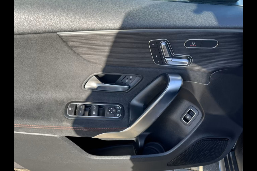Mercedes-Benz A-Klasse 250e AMG ** MAGNO GRAU MAN - PANO, HuD, MEM, 19-inch LMV, DISTR, MBUX+ ** FULL OPTIONS, 1e EIG ** ** INFORMEER OOK NAAR ONZE AANTREKKELIJKE FINANCIAL-LEASE TARIEVEN **