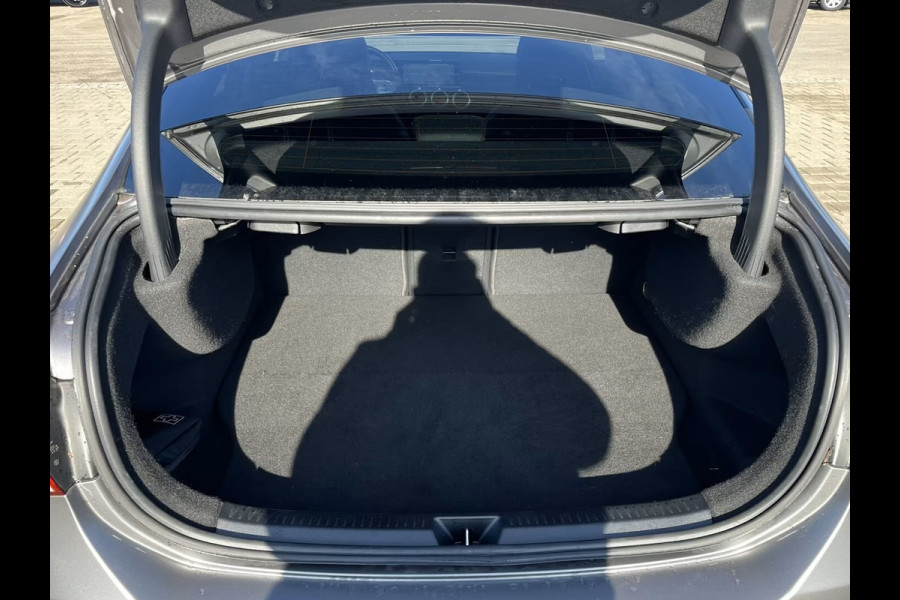 Mercedes-Benz A-Klasse 250e AMG ** MAGNO GRAU MAN - PANO, HuD, MEM, 19-inch LMV, DISTR, MBUX+ ** FULL OPTIONS, 1e EIG ** ** INFORMEER OOK NAAR ONZE AANTREKKELIJKE FINANCIAL-LEASE TARIEVEN **