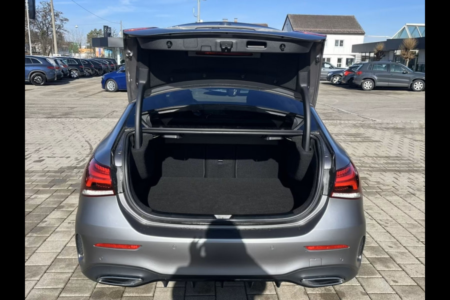 Mercedes-Benz A-Klasse 250e AMG ** MAGNO GRAU MAN - PANO, HuD, MEM, 19-inch LMV, DISTR, MBUX+ ** FULL OPTIONS, 1e EIG ** ** INFORMEER OOK NAAR ONZE AANTREKKELIJKE FINANCIAL-LEASE TARIEVEN **