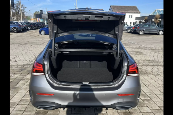 Mercedes-Benz A-Klasse 250e AMG ** MAGNO GRAU MAN - PANO, HuD, MEM, 19-inch LMV, DISTR, MBUX+ ** FULL OPTIONS, 1e EIG ** ** INFORMEER OOK NAAR ONZE AANTREKKELIJKE FINANCIAL-LEASE TARIEVEN **