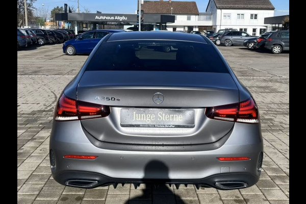 Mercedes-Benz A-Klasse 250e AMG ** MAGNO GRAU MAN - PANO, HuD, MEM, 19-inch LMV, DISTR, MBUX+ ** FULL OPTIONS, 1e EIG ** ** INFORMEER OOK NAAR ONZE AANTREKKELIJKE FINANCIAL-LEASE TARIEVEN **