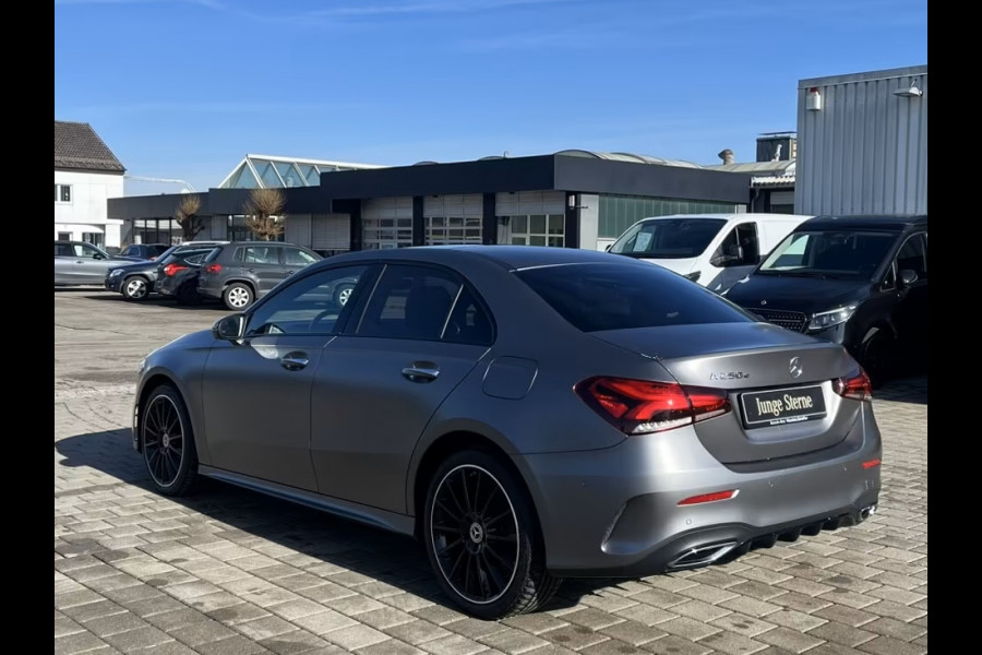 Mercedes-Benz A-Klasse 250e AMG ** MAGNO GRAU MAN - PANO, HuD, MEM, 19-inch LMV, DISTR, MBUX+ ** FULL OPTIONS, 1e EIG ** ** INFORMEER OOK NAAR ONZE AANTREKKELIJKE FINANCIAL-LEASE TARIEVEN **