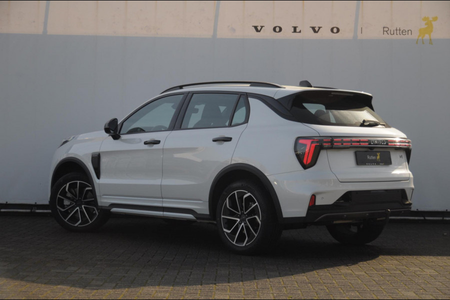 Lynk & Co 01 276PK Automaat Core / Adaptieve cruise control / Stoel - en stuurwielverarming / Parkeersensoren met camera / Apple carplay / Trekhaak / Metallic lak / 19" lichtmetalen velgen
