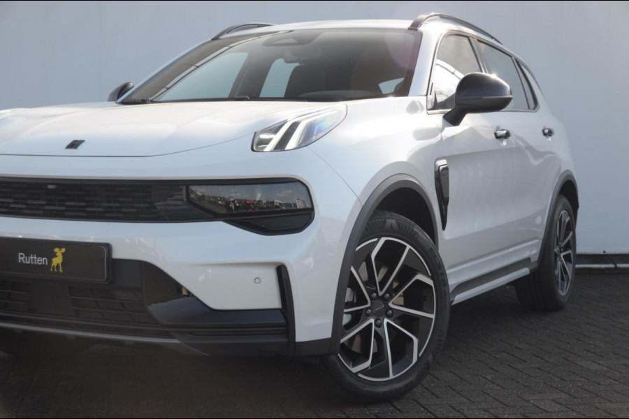 Lynk & Co 01 276PK Automaat Core / Adaptieve cruise control / Stoel - en stuurwielverarming / Parkeersensoren met camera / Apple carplay / Trekhaak / Metallic lak / 19" lichtmetalen velgen