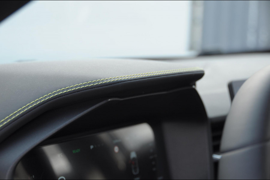 Lynk & Co 01 276PK Automaat Core / Adaptieve cruise control / Stoel - en stuurwielverarming / Parkeersensoren met camera / Apple carplay / Trekhaak / Metallic lak / 19" lichtmetalen velgen