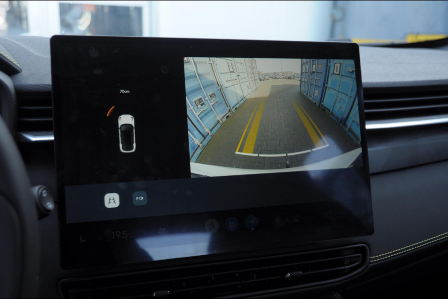 Lynk & Co 01 276PK Automaat Core / Adaptieve cruise control / Stoel - en stuurwielverarming / Parkeersensoren met camera / Apple carplay / Trekhaak / Metallic lak / 19" lichtmetalen velgen