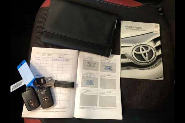 Toyota Yaris 1.5 Hybrid Y20 BiTone - Automaat - Panodak - Climate - Trekhaak afn.