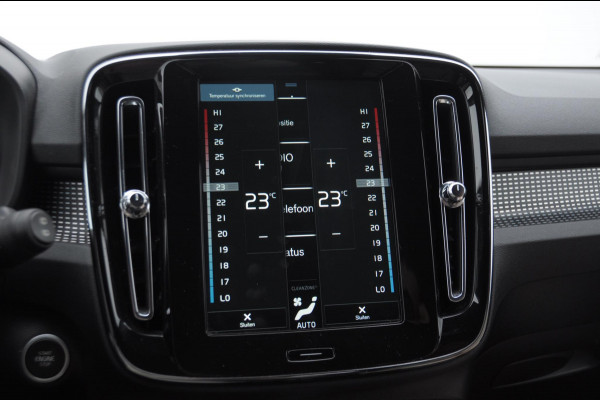 Volvo XC40 T3 163PK Automaat R-Design Adaptieve cruise control / Leder met alcantara bekleding / Parkeersensoren met camera / Trekhaak / stoel - en stuurverwarming / Apple carplay