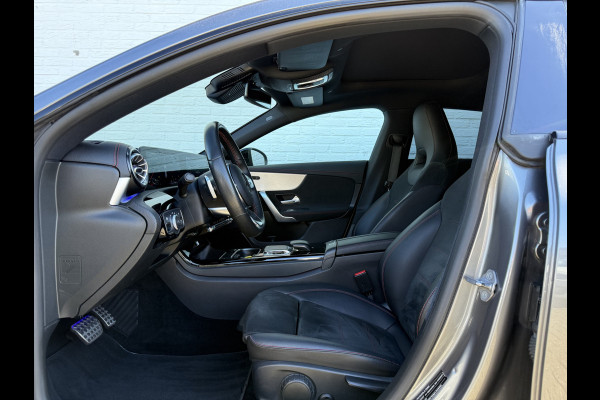 Mercedes-Benz CLA-Klasse Shooting Brake 200 Business Solution AMG | Pano | Ambient Light | LED | Camera | 19 inch