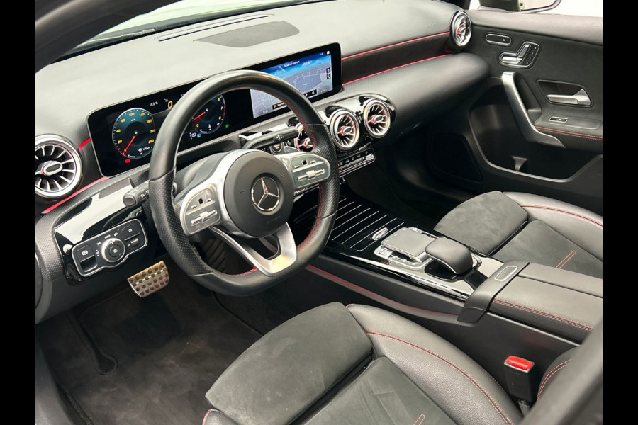 Mercedes-Benz A-Klasse 200 Business Solution AMG | Pano/Dak | Widescreen | Stoelverwarming | Camera
