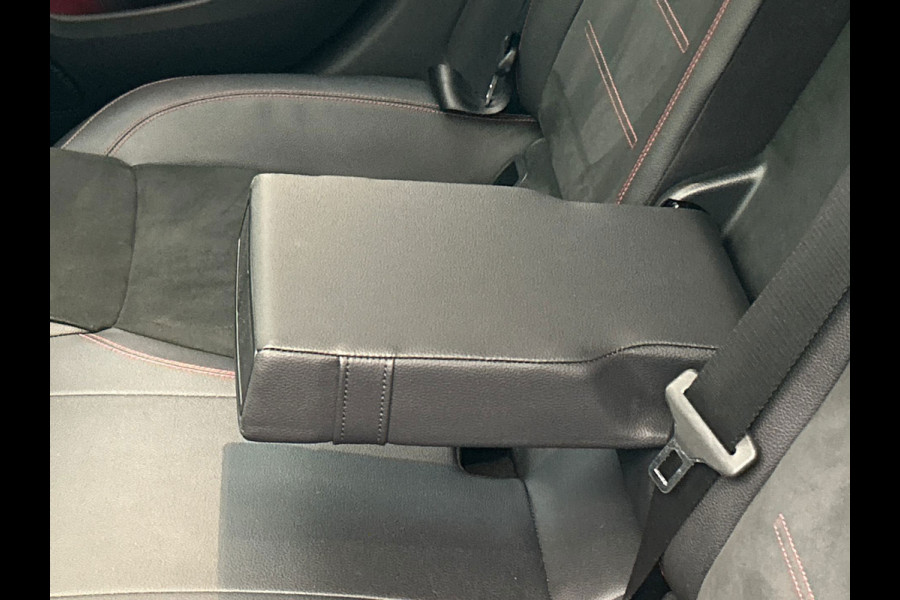 Mercedes-Benz A-Klasse 200 Business Solution AMG | Pano/Dak | Widescreen | Stoelverwarming | Camera