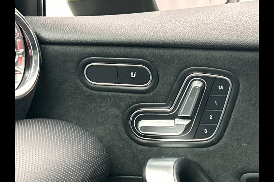Mercedes-Benz A-Klasse 200 Business Solution AMG | Pano/Dak | Widescreen | Stoelverwarming | Camera
