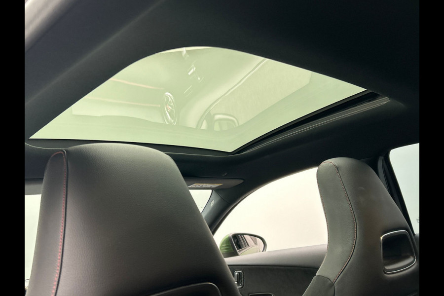 Mercedes-Benz A-Klasse 200 Business Solution AMG | Pano/Dak | Widescreen | Stoelverwarming | Camera