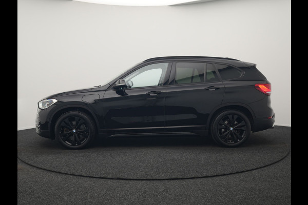 BMW X1 xDrive25e Sportline Plug In Hybrid 221pk Dealer O.H. PHEV | Sportstoelen Verwarmd | Camera | Sfeerverlichting | LED Koplampen | Navigatie | DAB | Cruise Control |