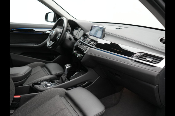 BMW X1 xDrive25e Sportline Plug In Hybrid 221pk Dealer O.H. PHEV | Sportstoelen Verwarmd | Camera | Sfeerverlichting | LED Koplampen | Navigatie | DAB | Cruise Control |