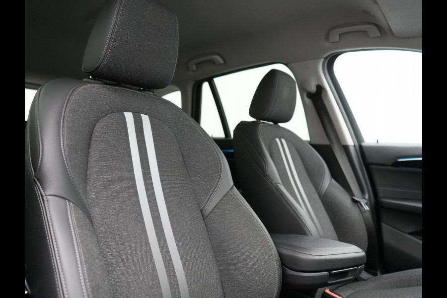 BMW X1 xDrive25e Sportline Plug In Hybrid 221pk Dealer O.H. PHEV | Sportstoelen Verwarmd | Camera | Sfeerverlichting | LED Koplampen | Navigatie | DAB | Cruise Control |