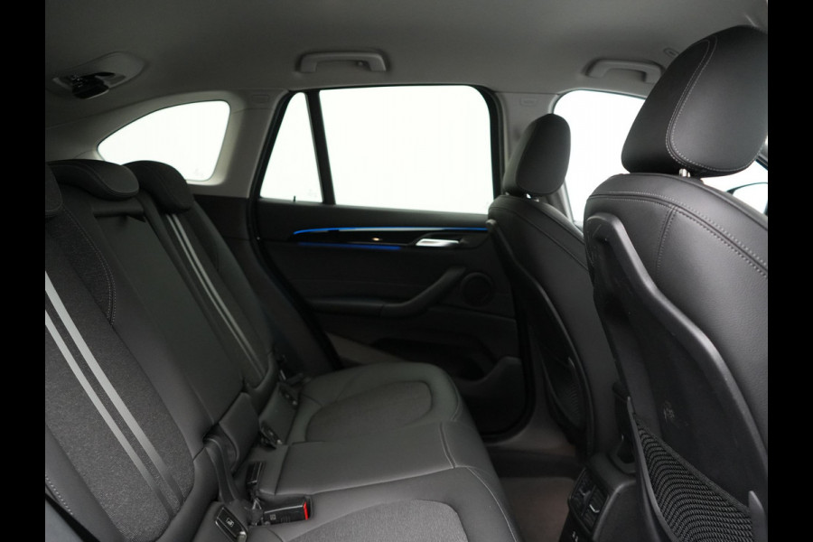 BMW X1 xDrive25e Sportline Plug In Hybrid 221pk Dealer O.H. PHEV | Sportstoelen Verwarmd | Camera | Sfeerverlichting | LED Koplampen | Navigatie | DAB | Cruise Control |