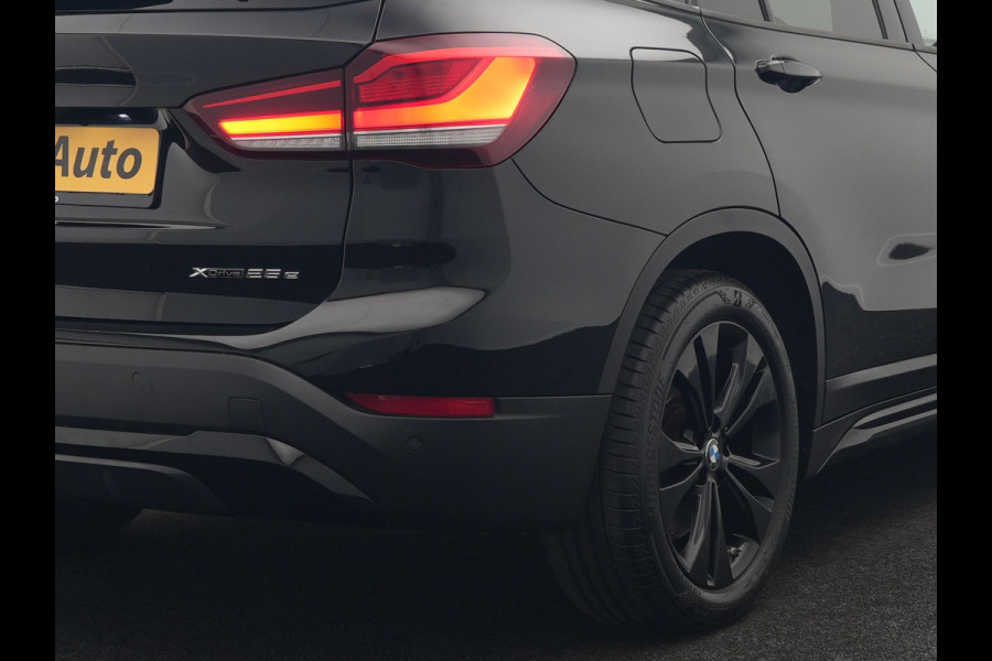 BMW X1 xDrive25e Sportline Plug In Hybrid 221pk Dealer O.H. PHEV | Sportstoelen Verwarmd | Camera | Sfeerverlichting | LED Koplampen | Navigatie | DAB | Cruise Control |