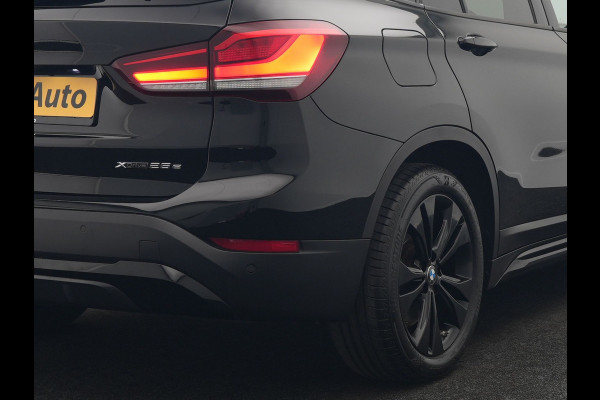 BMW X1 xDrive25e Sportline Plug In Hybrid 221pk Dealer O.H. PHEV | Sportstoelen Verwarmd | Camera | Sfeerverlichting | LED Koplampen | Navigatie | DAB | Cruise Control |