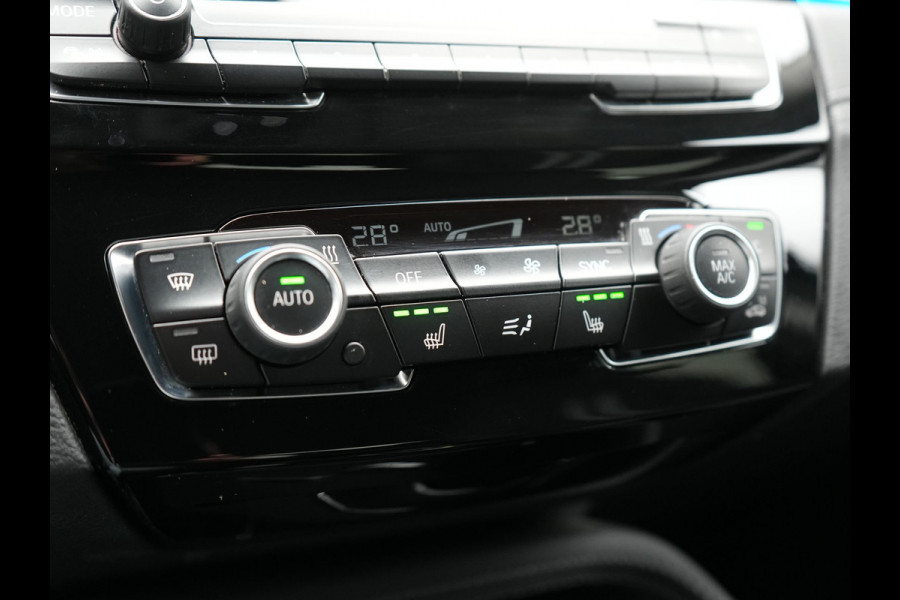 BMW X1 xDrive25e Sportline Plug In Hybrid 221pk Dealer O.H. PHEV | Sportstoelen Verwarmd | Camera | Sfeerverlichting | LED Koplampen | Navigatie | DAB | Cruise Control |