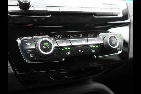 BMW X1 xDrive25e Sportline Plug In Hybrid 221pk Dealer O.H. PHEV | Sportstoelen Verwarmd | Camera | Sfeerverlichting | LED Koplampen | Navigatie | DAB | Cruise Control |