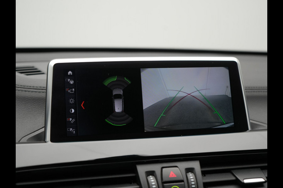 BMW X1 xDrive25e Sportline Plug In Hybrid 221pk Dealer O.H. PHEV | Sportstoelen Verwarmd | Camera | Sfeerverlichting | LED Koplampen | Navigatie | DAB | Cruise Control |
