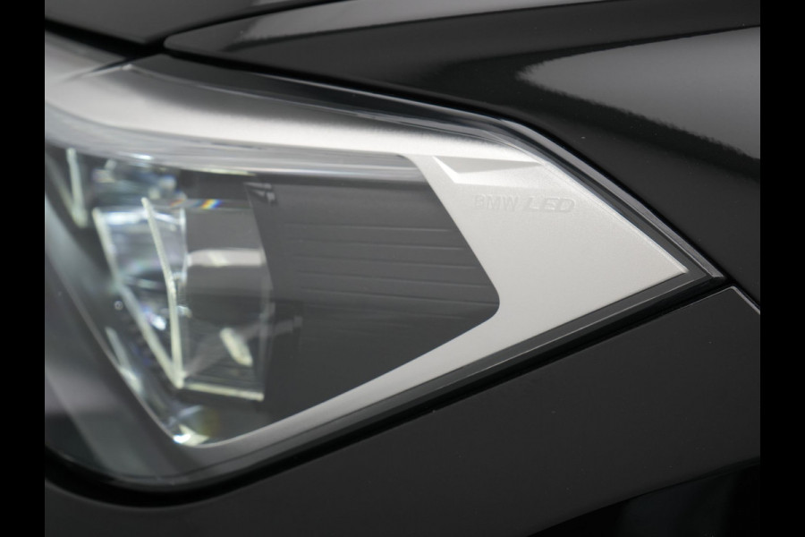 BMW X1 xDrive25e Sportline Plug In Hybrid 221pk Dealer O.H. PHEV | Sportstoelen Verwarmd | Camera | Sfeerverlichting | LED Koplampen | Navigatie | DAB | Cruise Control |