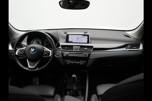 BMW X1 xDrive25e Sportline Plug In Hybrid 221pk Dealer O.H. PHEV | Sportstoelen Verwarmd | Camera | Sfeerverlichting | LED Koplampen | Navigatie | DAB | Cruise Control |