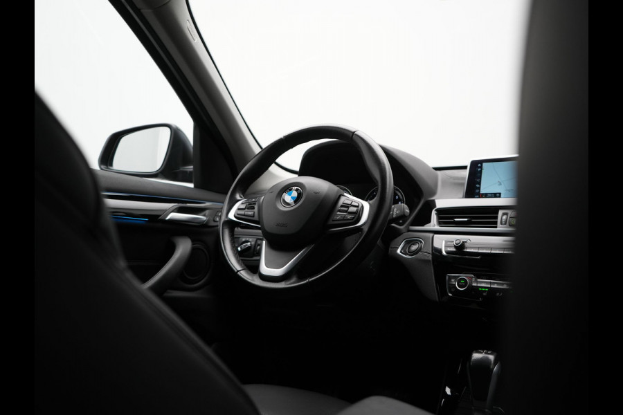 BMW X1 xDrive25e Sportline Plug In Hybrid 221pk Dealer O.H. PHEV | Sportstoelen Verwarmd | Camera | Sfeerverlichting | LED Koplampen | Navigatie | DAB | Cruise Control |