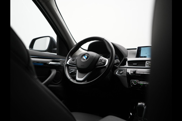 BMW X1 xDrive25e Sportline Plug In Hybrid 221pk Dealer O.H. PHEV | Sportstoelen Verwarmd | Camera | Sfeerverlichting | LED Koplampen | Navigatie | DAB | Cruise Control |