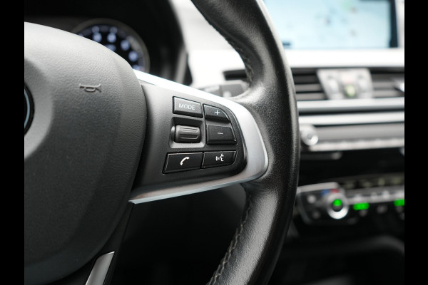 BMW X1 xDrive25e Sportline Plug In Hybrid 221pk Dealer O.H. PHEV | Sportstoelen Verwarmd | Camera | Sfeerverlichting | LED Koplampen | Navigatie | DAB | Cruise Control |