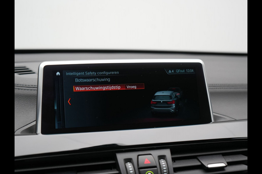 BMW X1 xDrive25e Sportline Plug In Hybrid 221pk Dealer O.H. PHEV | Sportstoelen Verwarmd | Camera | Sfeerverlichting | LED Koplampen | Navigatie | DAB | Cruise Control |