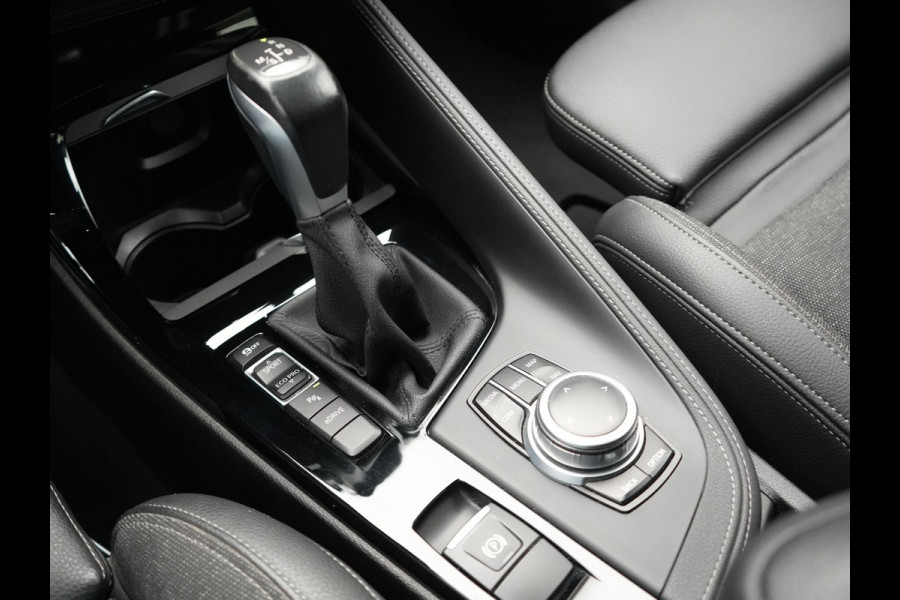 BMW X1 xDrive25e Sportline Plug In Hybrid 221pk Dealer O.H. PHEV | Sportstoelen Verwarmd | Camera | Sfeerverlichting | LED Koplampen | Navigatie | DAB | Cruise Control |