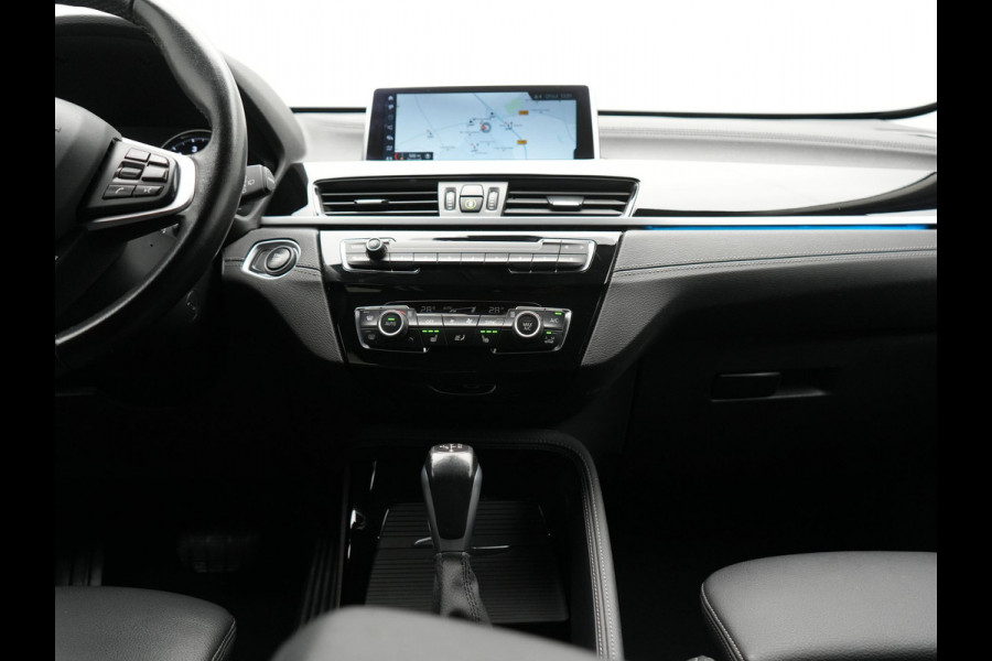 BMW X1 xDrive25e Sportline Plug In Hybrid 221pk Dealer O.H. PHEV | Sportstoelen Verwarmd | Camera | Sfeerverlichting | LED Koplampen | Navigatie | DAB | Cruise Control |