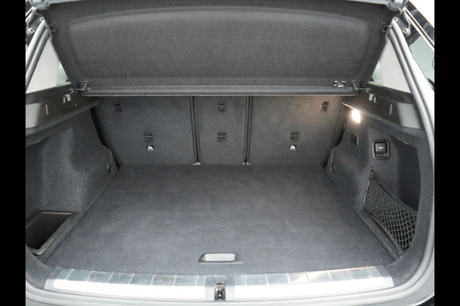 BMW X1 xDrive25e Sportline Plug In Hybrid 221pk Dealer O.H. PHEV | Sportstoelen Verwarmd | Camera | Sfeerverlichting | LED Koplampen | Navigatie | DAB | Cruise Control |