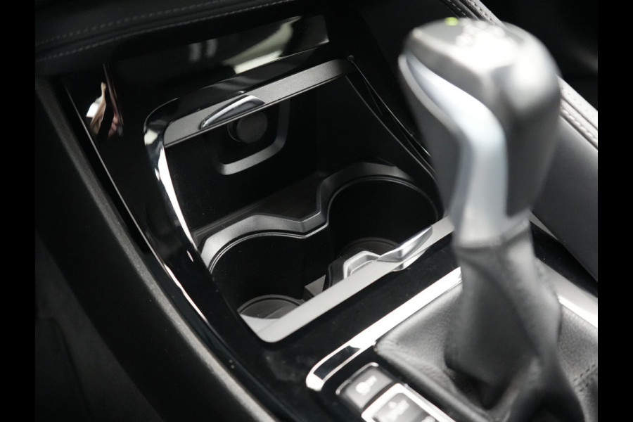 BMW X1 xDrive25e Sportline Plug In Hybrid 221pk Dealer O.H. PHEV | Sportstoelen Verwarmd | Camera | Sfeerverlichting | LED Koplampen | Navigatie | DAB | Cruise Control |