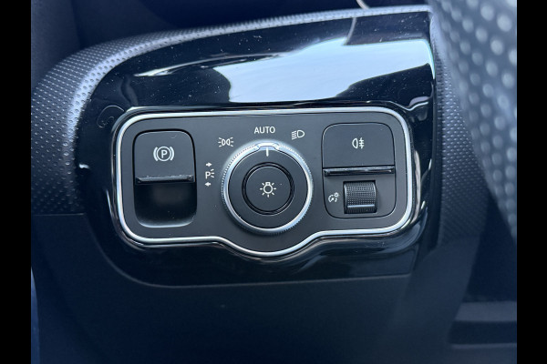Mercedes-Benz A-Klasse 180 Business Solution AMG Night Upgrade | Panoramadak | Stoelverwarming