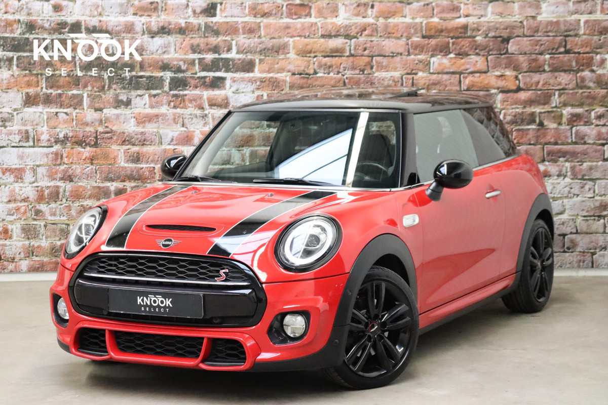MINI Hatchback Cooper S Knightsbridge Edition Automaat 3 deurs / Panoramadak / Navigatiesysteem Plus / Leder / Harman Kardon / Stoelverwarming / LED / Head-Up Display / JCW Exterieur / 17 Inch / Extra Getint Glas / Parkeersensoren